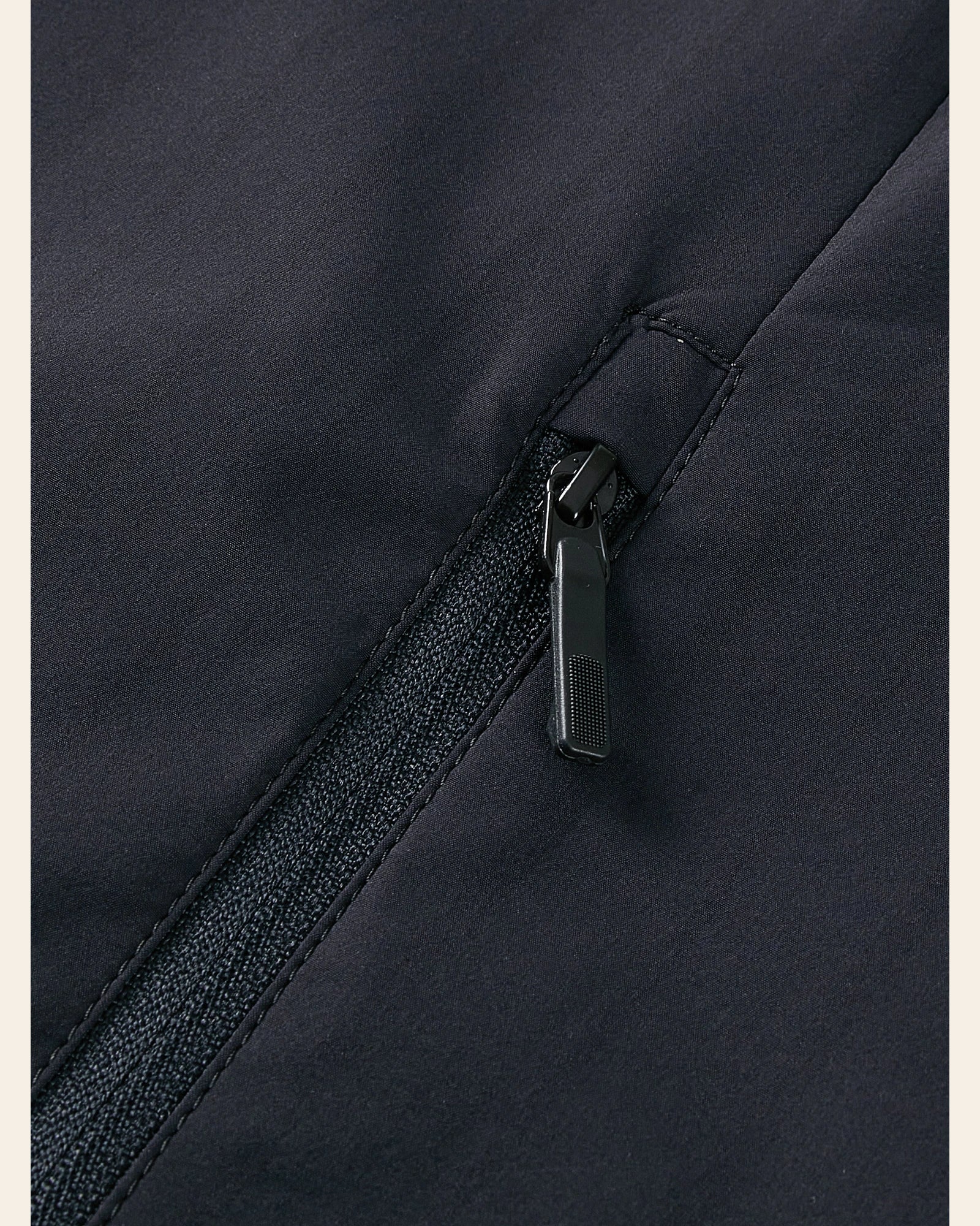 ITAZERO 5683 Black construction detail